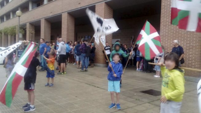 Niños con pancartas a favor de los presos en los homenajes a etarras en el País Vasco