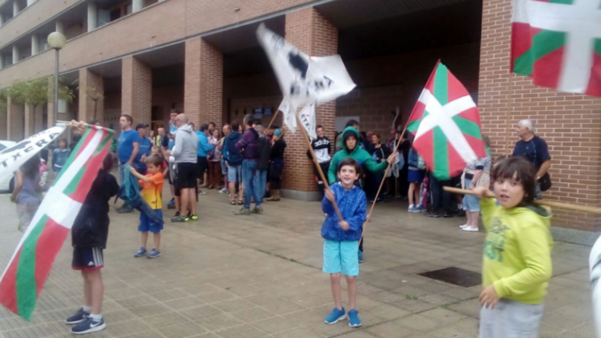 Niños portan pancartas de apoyo a presos de ETA, en un homenaje reciente en Navarra.