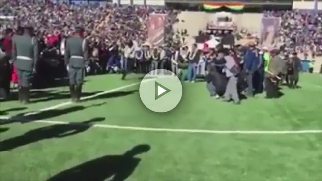 El calamitoso saque de honor de Evo Morales en la inauguración de un campo de fútbol
