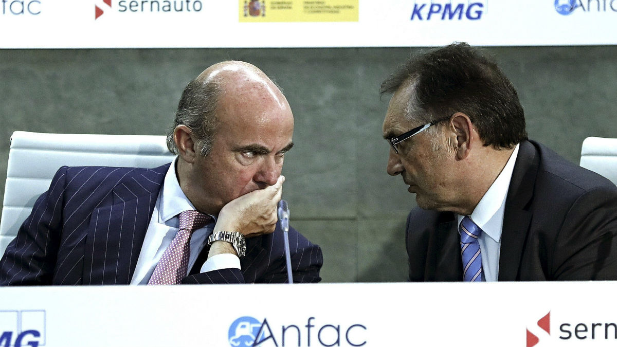 El ministro de Economía, Luis de Guindos, y el presidente de Anfac, Antonio Cobo (Foto: EFE).