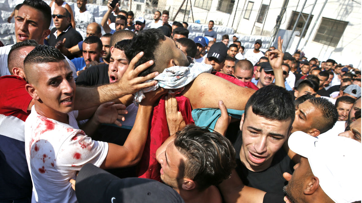 Palestinos trasladan el cuerpo de uno de los muertos en las protestas (Foto: AFP).