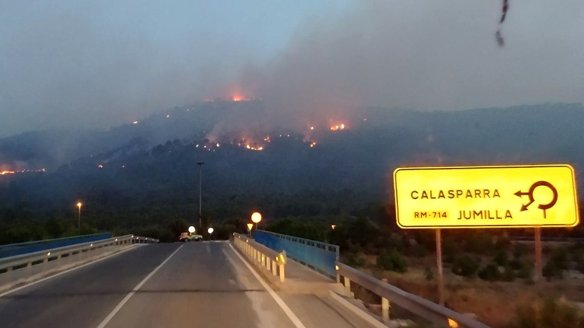 Incendio en Calasparra. (Foto: EFE)