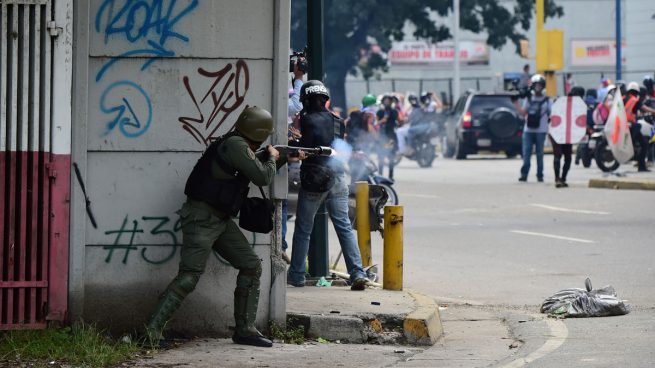 Militares bloquean con gases lacrimógenos una marcha de la oposición en Venezuela