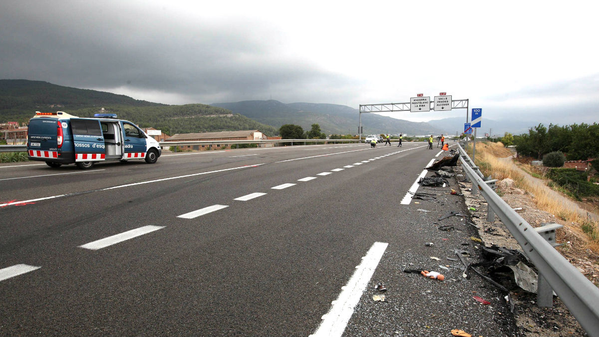 Un coche accidentado en una carretera española. Foto: Efe