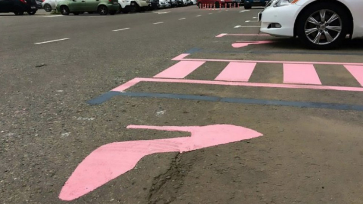 Un tacón rosa señaliza las nuevas plazas de aparcamiento exclusivas para mujeres del aeropuerto de Moscú. Foto: Metro