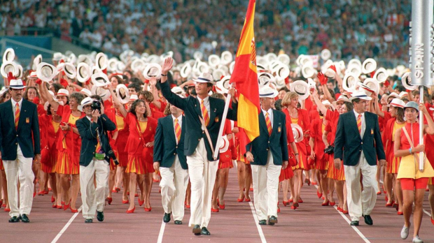 El entonces Príncipe Felipe de Borbón ejerciendo de abanderado de la selección olímpica española.