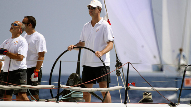 Felipe VI capitaneando su barco "Aifos", por el nombre de su madre al revés, durante una travesía. 