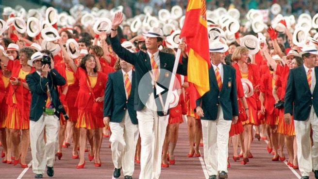 El rey Felipe VI hace 25 años, cuando aun era Príncipe, ejerciendo de abanderado de la selección española en los JJOO de Barcelona 92.