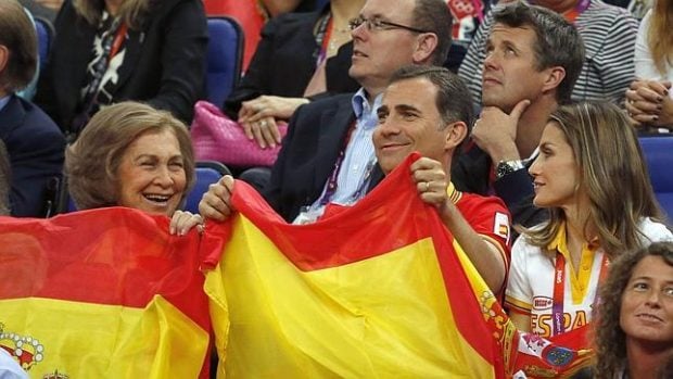 El Rey de España, Felipe VI, entre su madre la Reina Sofía y su mujer, la Reina Letizia animando a la selección española de fútbol.