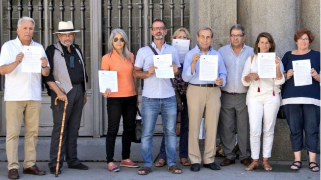 Representantes de IU entregando una carta al gobierno (Imagen: Unidos Podemos)
