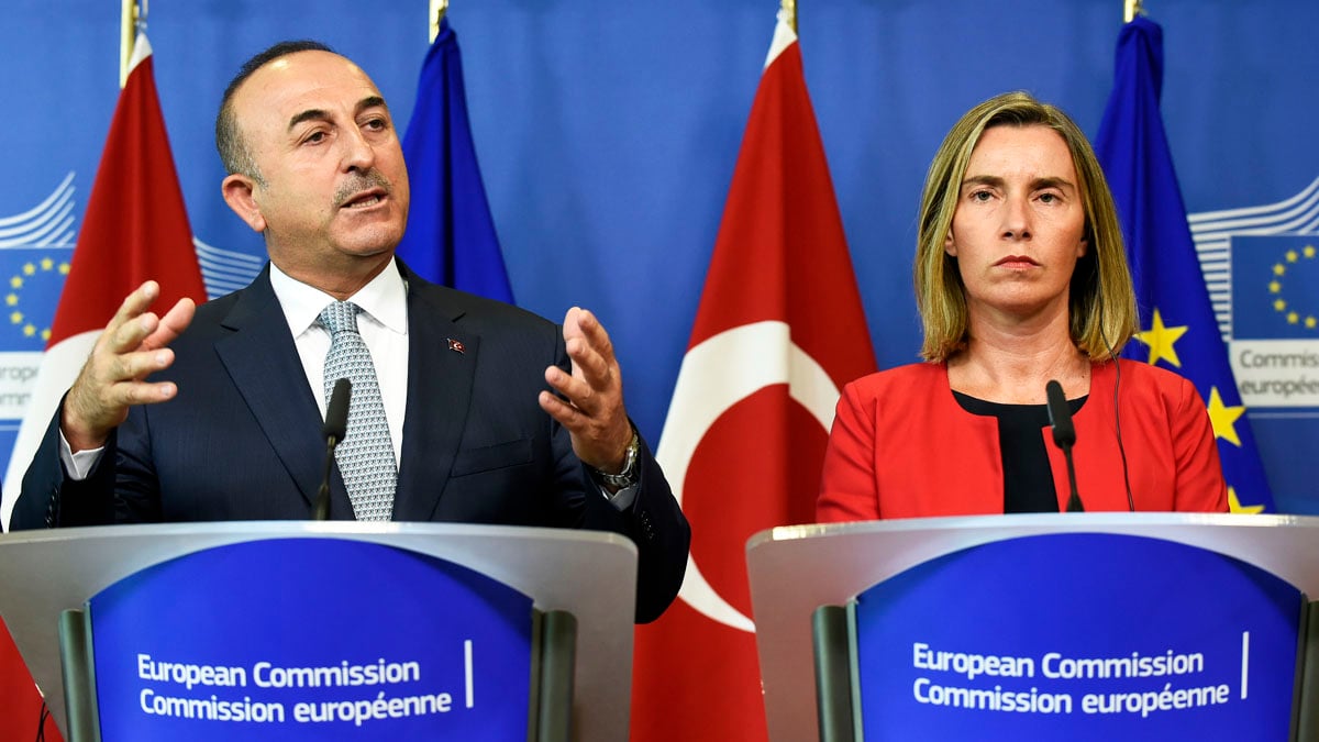 El responsable de exteriores turco Mevlut Cavusoglu y la jefa de la diplomacia europea Federica Mogherini (Foto: AFP)