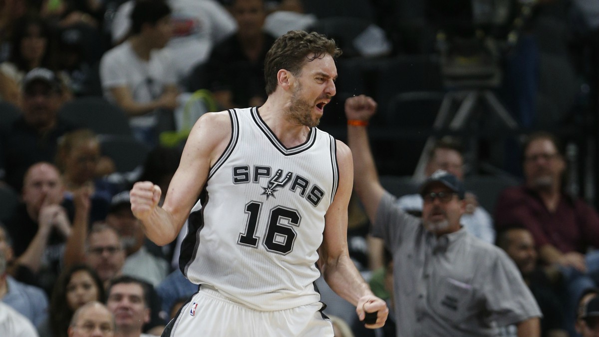 Pau Gasol, en un partido con San Antonio Spurs. (AFP)