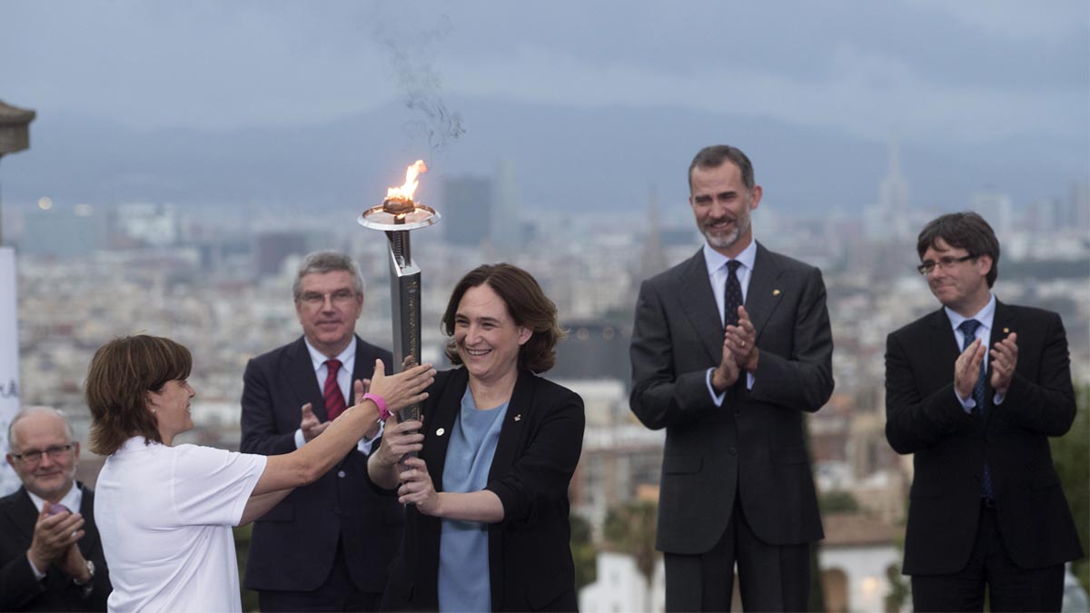 Carles Puigdemont junto al Rey Felipe VI y la alcaldesa de Barcelona, Ada Colau, durante un acto del 25º aniversario de Barcelona 92. Foto: EFE