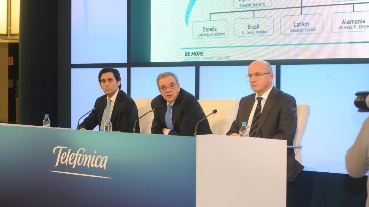 De izquierda a derecha, Álvarez Pallete, el ex presidente César Alierta, y el nuevo CEO, Ángel Vilá.
