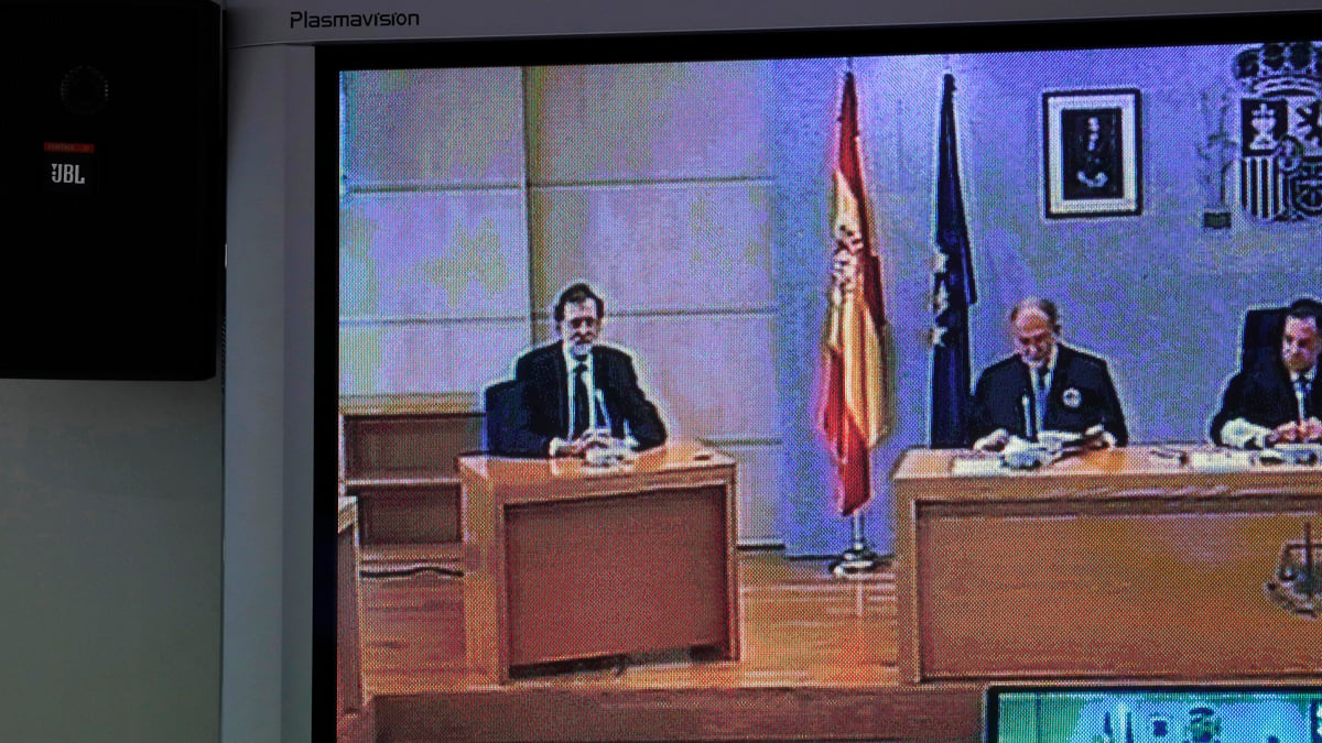 Mariano Rajoy, sentado a la derecha del tribunal que juzga la primera etapa del caso Gürtel. (Foto: EFE)