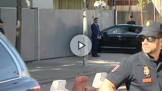 Mariano Rajoy esquiva la foto y entra en coche por el garaje