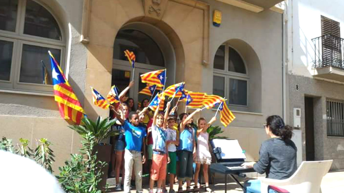 La ANC intensifica los actos de adoctrinamiento de niños por los pueblos de Cataluña. (TW)