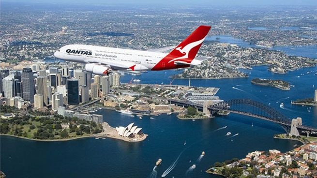 Avión de la compañía australiana Qantas sobre Sidney.