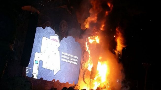 Extinguido el gran incendio declarado en el escenario del festival Tomorrowland en Barcelona