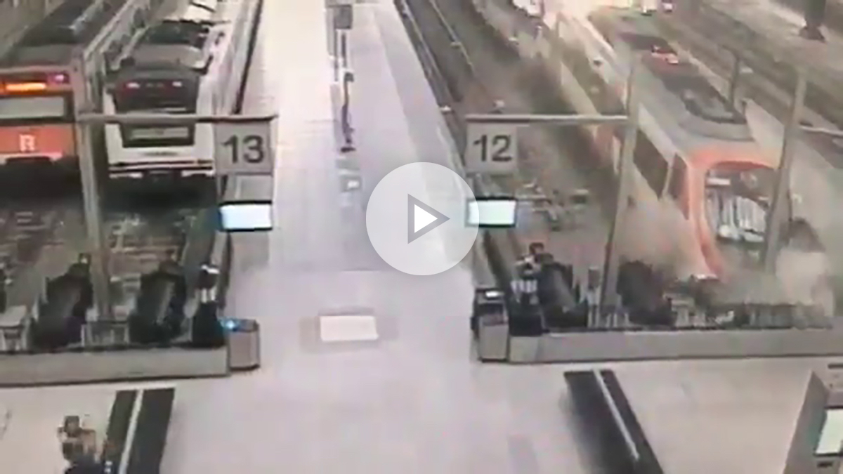 Las cámaras de seguridad de la estación de Francia en Barcelona grabaron el accidente de tren.