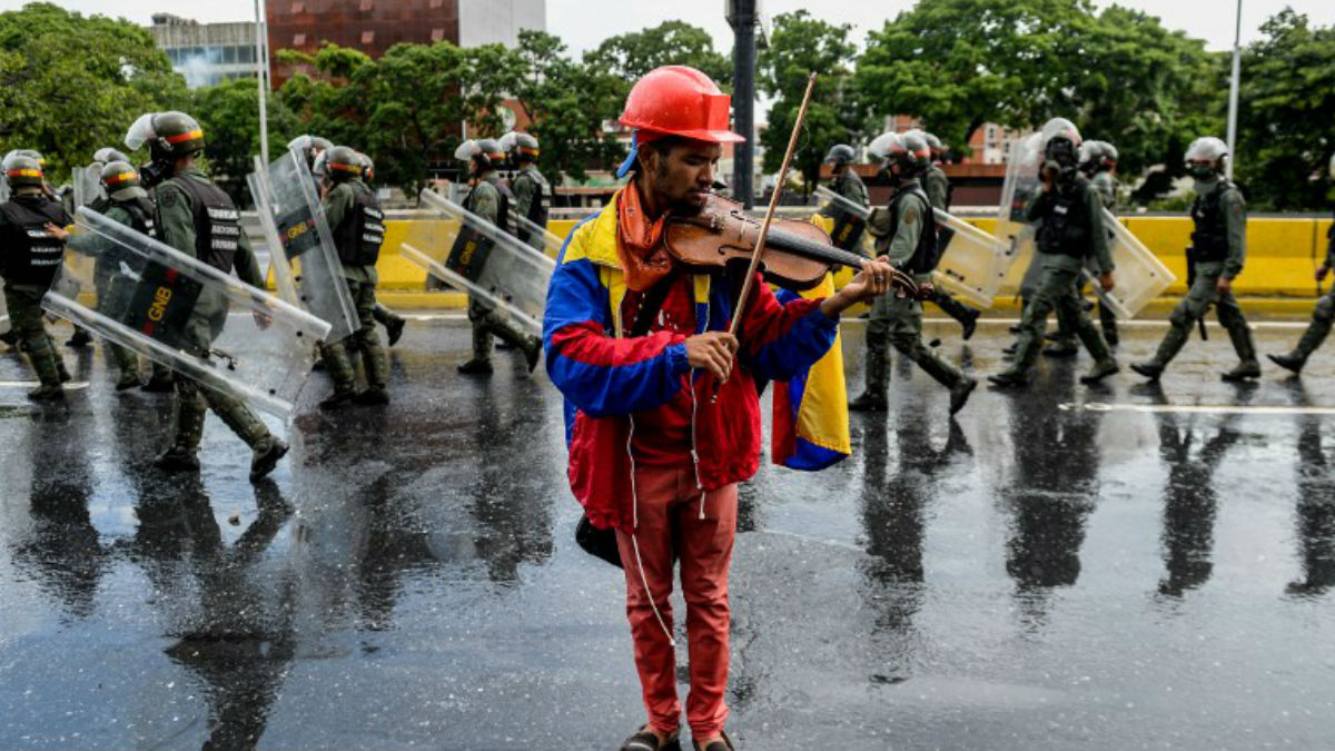 Wuilly Arteaga, violonista venezolano conocido por tocar el violín durante las marchas opositoras al régimen de Nicolás Maduro. Foto: AFP