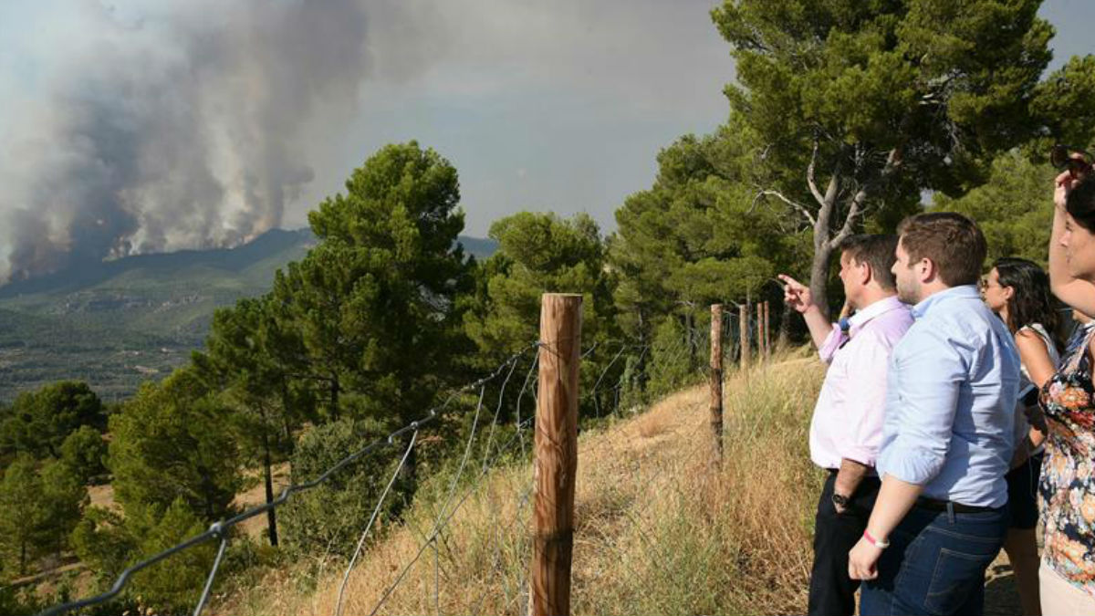 Fotografía facilitada por la Junta de Castilla-La Mancha, de su presidente Emiliano García-Page (i), durante su visita al Puesto de Mando Avanzado del incendio de Yeste.