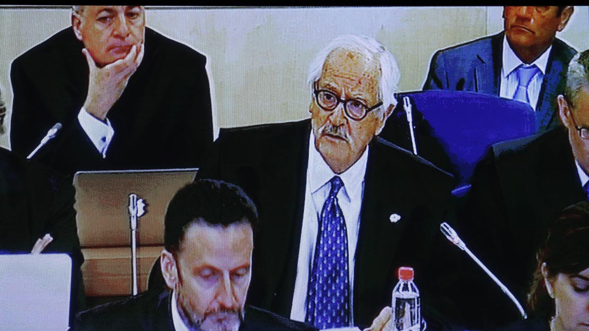 El abogado de Adade, Benítez de Lugo, durante el interrogatorio a Rajoy en la Audiencia Nacional. (Foto: EFE)