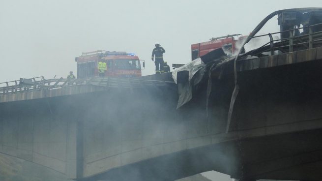El conductor de un camión fallece tras incendiarse la cabina y caer por un puente en Cantabria