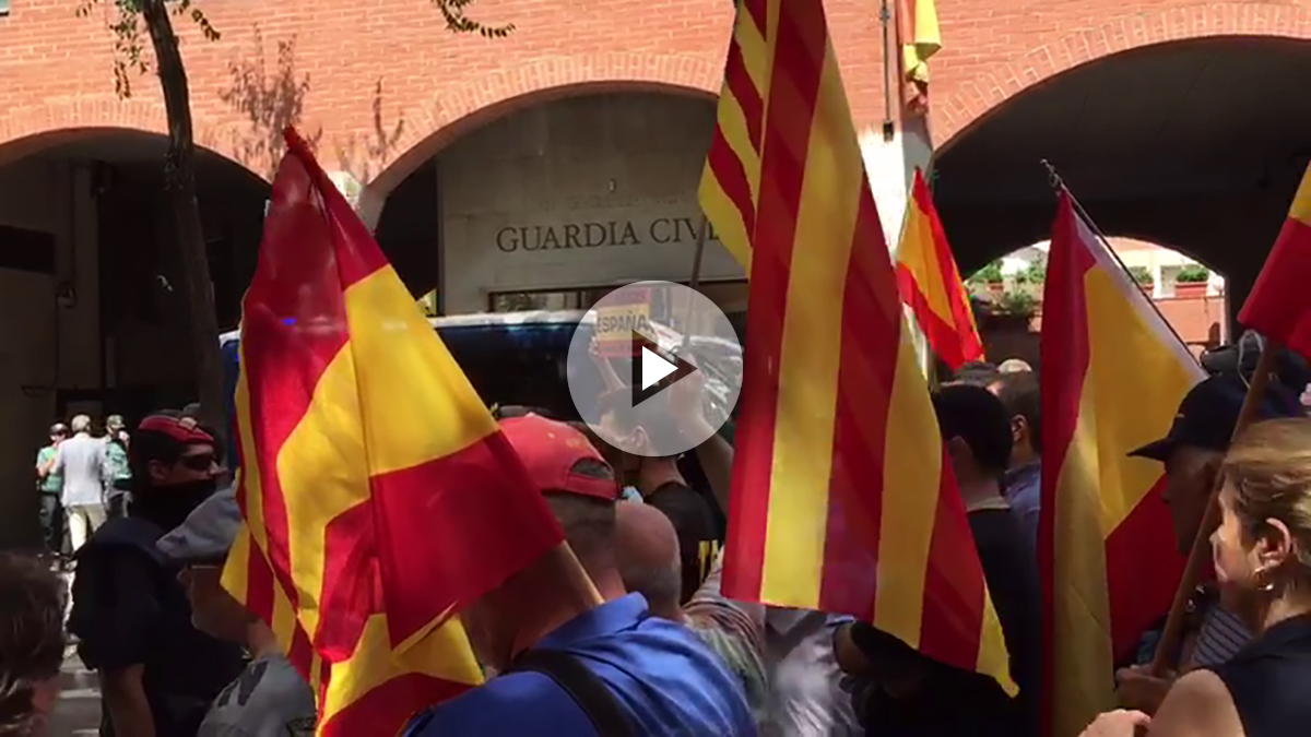 Cientos de personas se manifiestan en Barcelona en defensa de la Guardia Civil