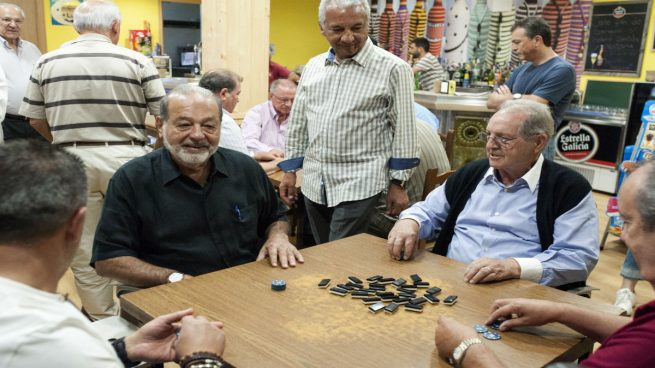 Carlos Slim repite veraneo y partida de dominó en Avión (Orense)