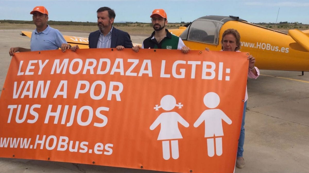Ignacio Arsuaga, presidente de Hazte Oir, el segundo por la izquierda ha presentado la avioneta que lanzará su lema por la costa mediterránea de España durante agosto.
