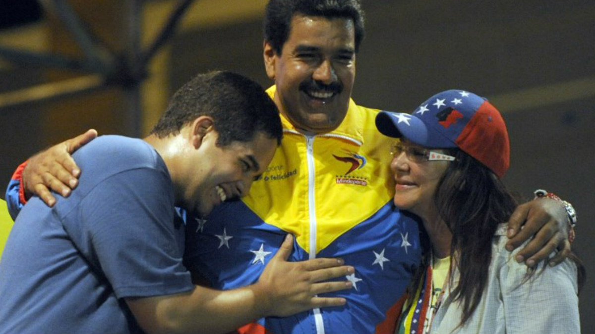 Nicolás Maduro, en el centro, junto a su hijo Nicolás Ernesto y su mujer, madrastra del joven, Cilia Flores. Los tres formarán parte de la nueva Asamblea Constituyente. Foto: AFP