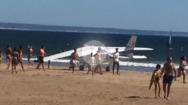 Mueren dos bañistas por el aterrizaje de una avioneta en una playa cercana a Lisboa