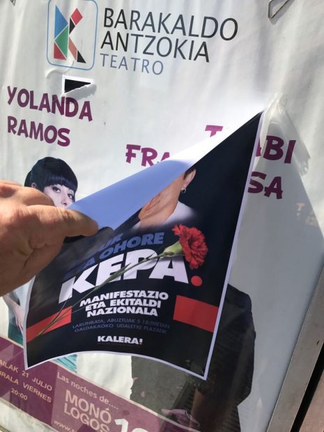 VOX arranca carteles de homenaje al etarra Kepa del Hoyo en varios municipios vascos