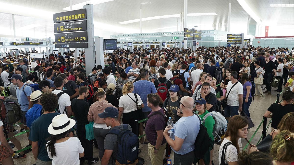 Colas para acceder al control de seguridad del Aeropuerto de Barcelona-El Prat. (Fuente:EFE/Alejandro García)