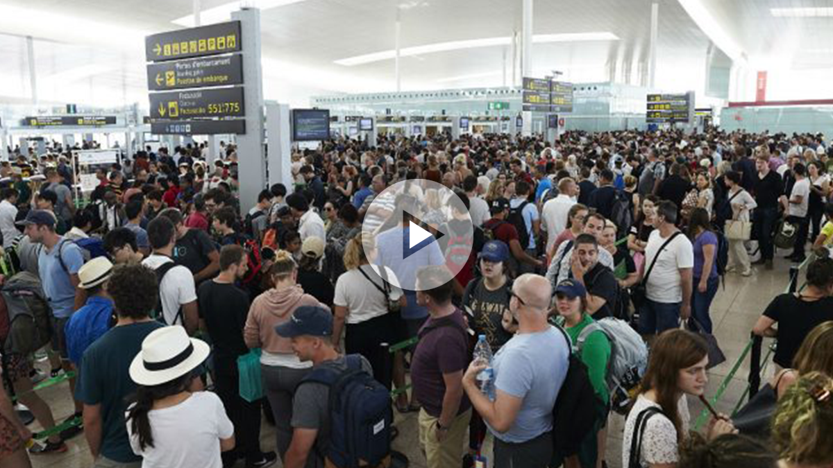Las colas para acceder al control de seguridad del Aeropuerto de Barcelona-El Prat van en aumento y superan ya la hora de duración, debido a los paros que llevan a cabo los trabajadores de Eulen, la empresa que gestiona este servicio. (Fuente:EFE/Alejandro García)