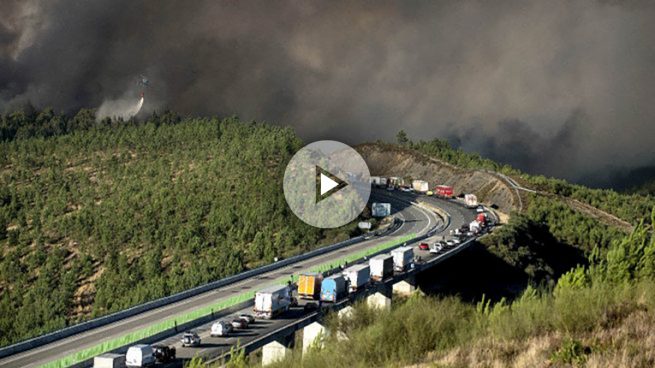 Un incendio en Verín (Orense) obliga a desalojar viviendas y a cortar carreteras