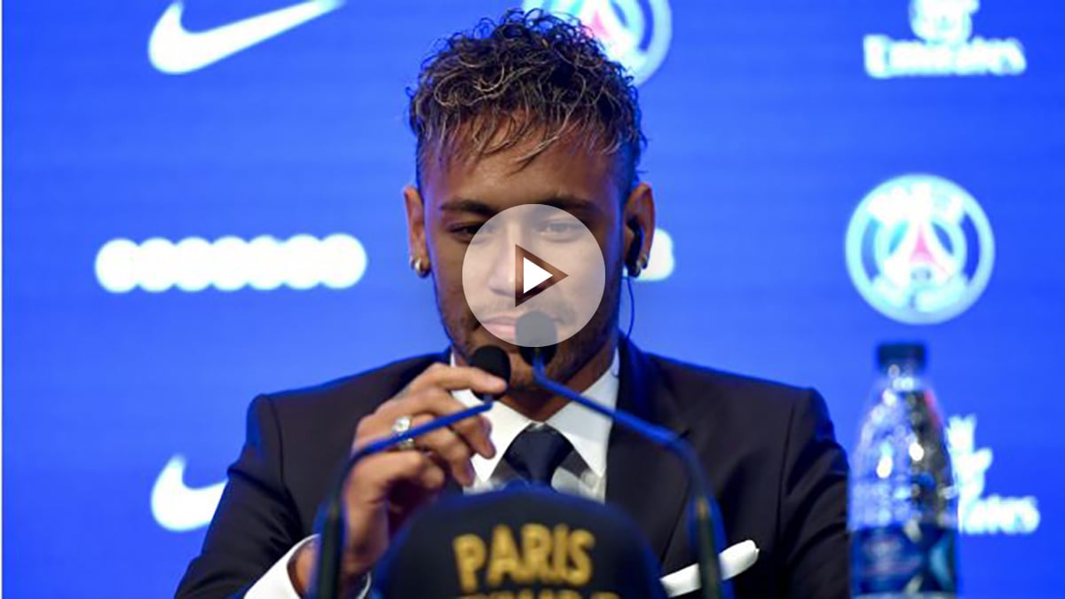 Neymar coloca los micrófonos antes de iniciar su rueda de prensa con el PSG. (AFP)