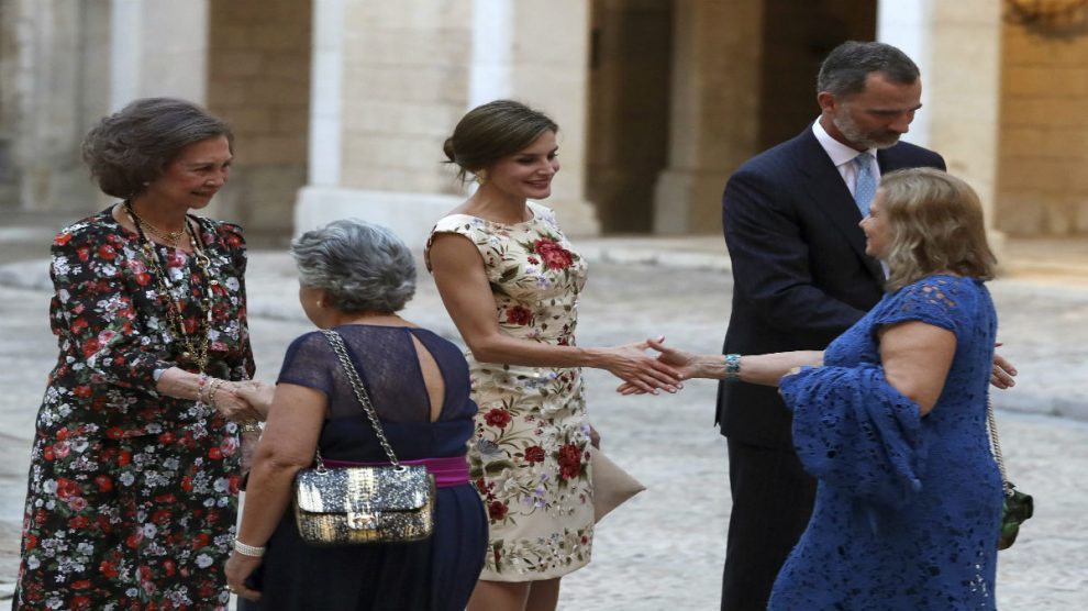 Los Reyes saludando a algunos invitados (Foto: EFE)