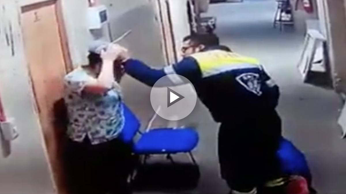 Un asistente sanitario le propina una patada a una enfermera embarazada.