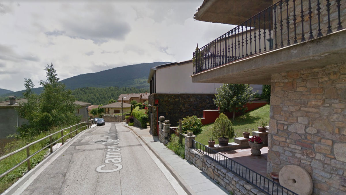 Una casa se derrumba dejando atrapadas a dos personas en Llanars, Girona. Foto: GMaps