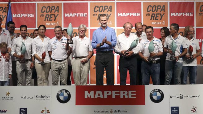 Felipe VI pone el colofón a la Copa del Rey de vela con la entrega de premios