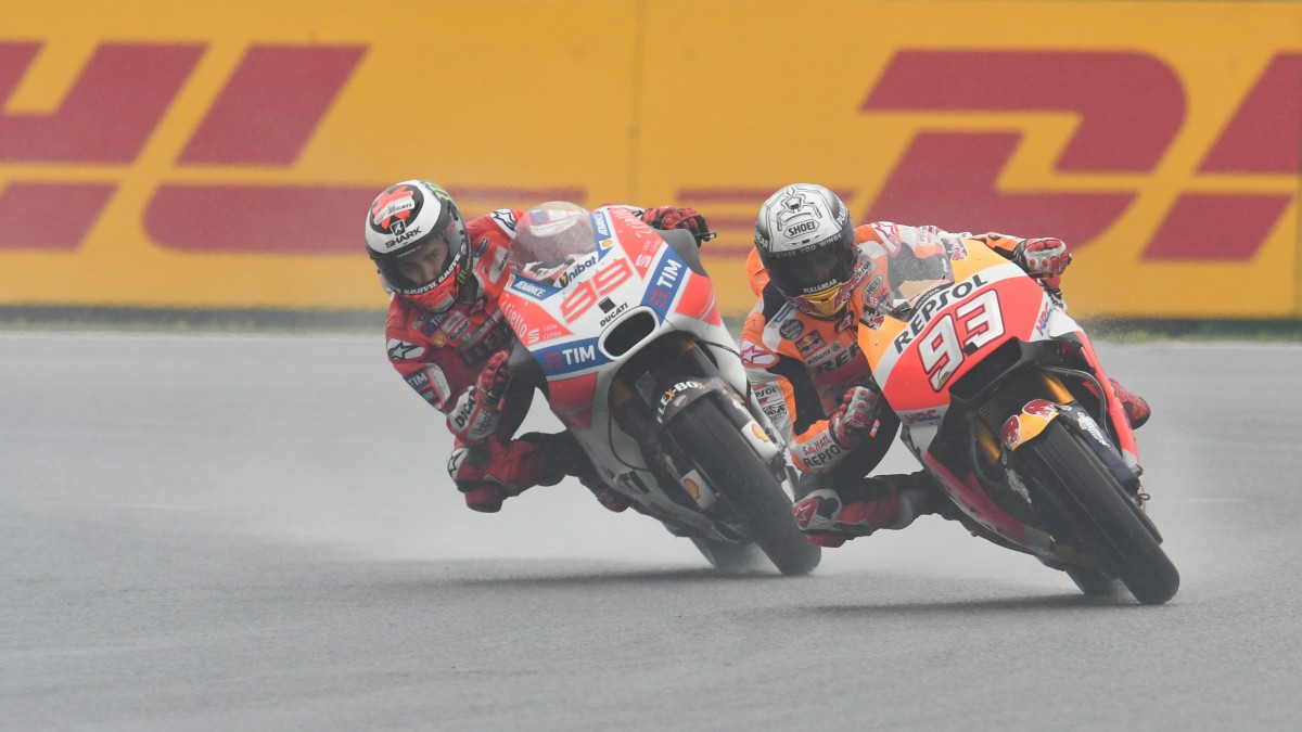 Marc Márquez y Jorge Lorenzo, en una curva en Brno. (AFP)