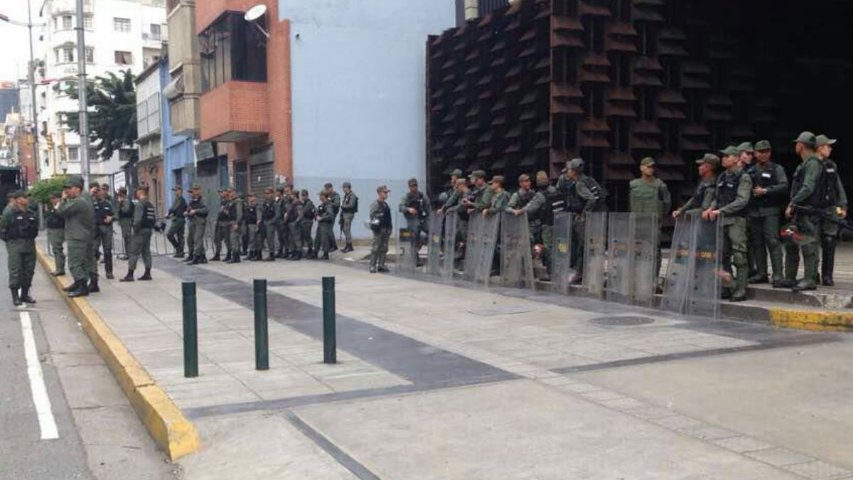 Una de las fotos publicadas por la fiscal Luisa Ortega con militares venezolanos asediando el Ministerio Público