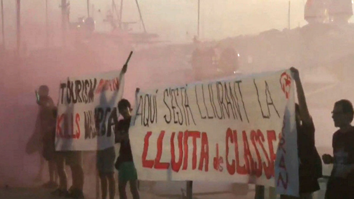 Miembros de Arran despliegan una pancarta en Palma de Mallorca (Foto: Efe).