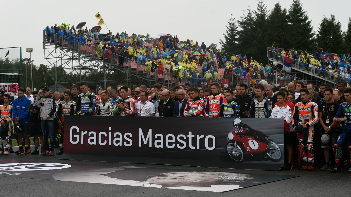 Los pilotos y ex compañeros de Ángel Nieto le homenajearon en Brno (República Checa). (AFP)