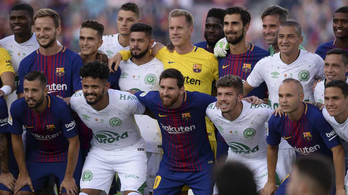 Los jugadores del Barça y del Chapecoense posan antes del partido. (AFP))