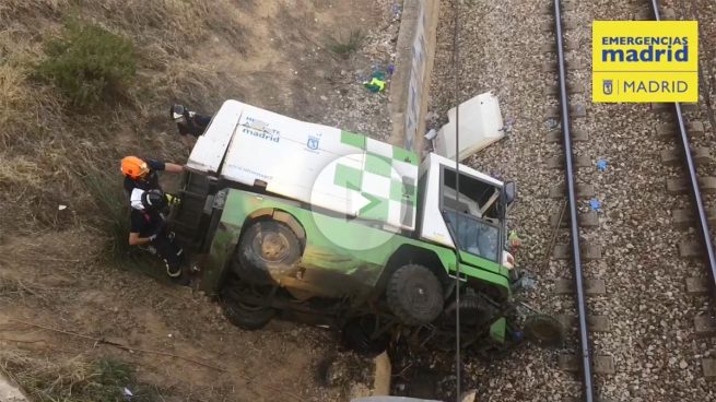 Dos heridos graves al caer un camión a las vías del tren junto al parque Juan Carlos I en Madrid