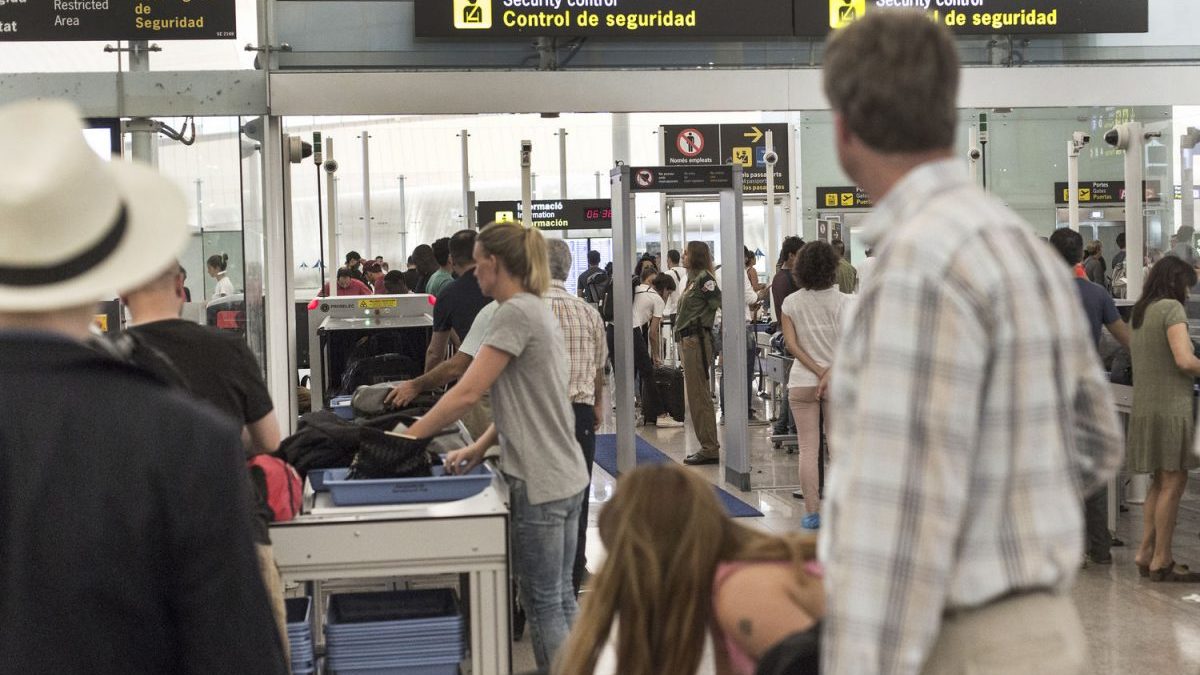 Control de seguridad en el aeropuerto de El Prat.