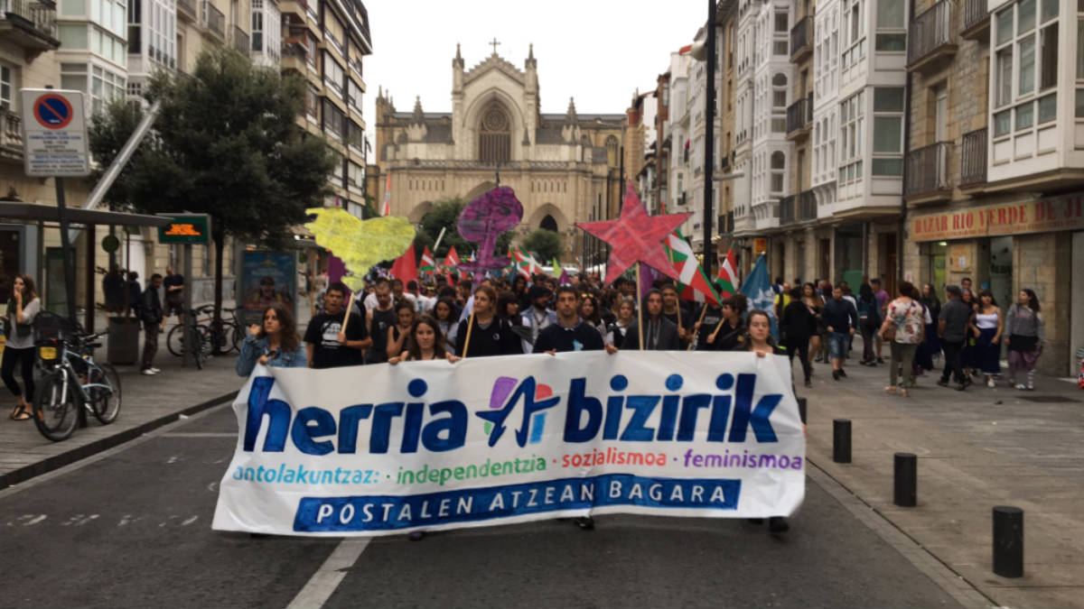 Los cachorros de la proetarra Sortu, el colectivo Ernai, marchan contra el turismo en Vitoria.